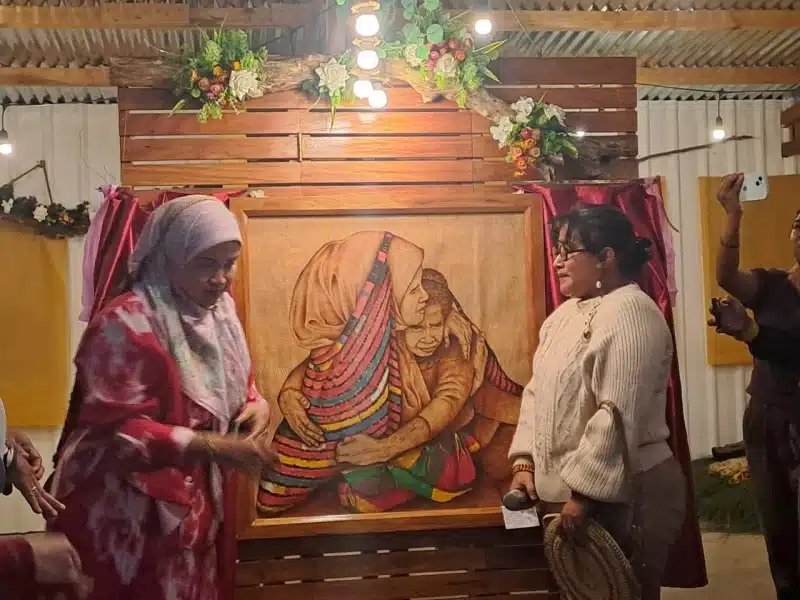 TP PKK Provinsi Papua Pegunungan, Herwin Wanggai secara resmi membuka pameran lukisan tentang noken dan kopi, karya Nanci Imelda Nahuway di Warkop An Meke, Jalan Gang Nirwana Wamena, Sabtu (1/3/2025).