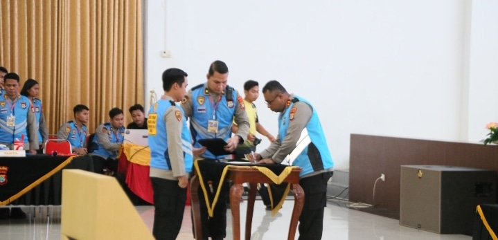 Kapolda Papua Barat, Irjen Pol Johnny Eddizon Isir, memimpin Pakta Integritas penerimaan Polri 2025 di Gedung Arfak Convention Hall, Markas Polda Papua Barat. – Jubi/Adlu Raharusun