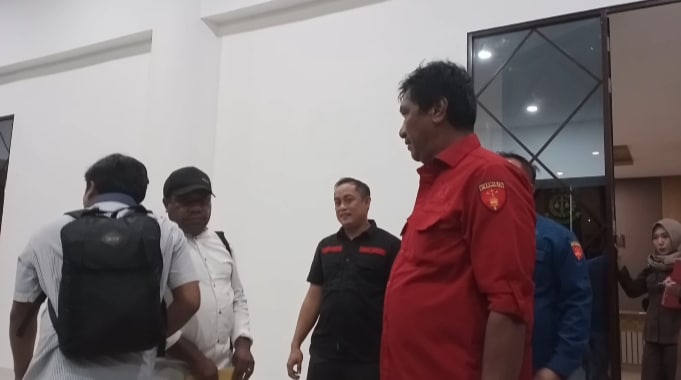 Kasman mengenakan kemeja putih usai pemeriksaan bersama AYM, namun tidak ditetapkan sebagai tersangka – Jubi/Adlu Raharusun
