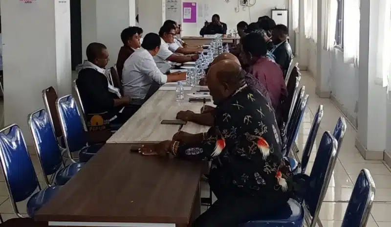 DPR Papua Pegunungan melakukan pertemuan dengan Badan Pengembagan Sumber Daya Manusia (BPSDM) dan Badan Kepegawaian Daerah (BKD) di Wamena, Jayawijaya, Kamis (13/3/2025), untuk membahas persoalan mutasi ASN dan nasib tenaga honorer dan kuota CPNS 80:20 persen. - IST