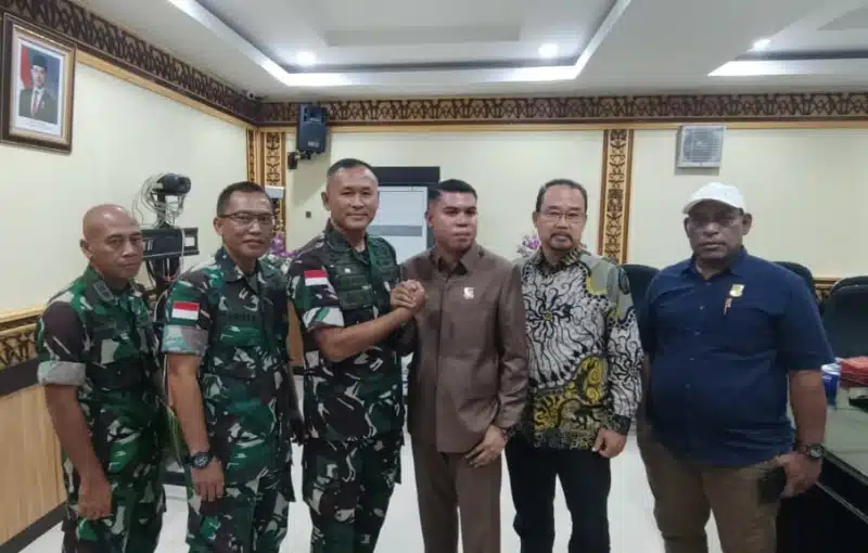 Pihak DPR Papua dan perwakilan Kodam XVII/Cenderawasih foto bersama usai pertemuan. - Dok. untuk Jubi 