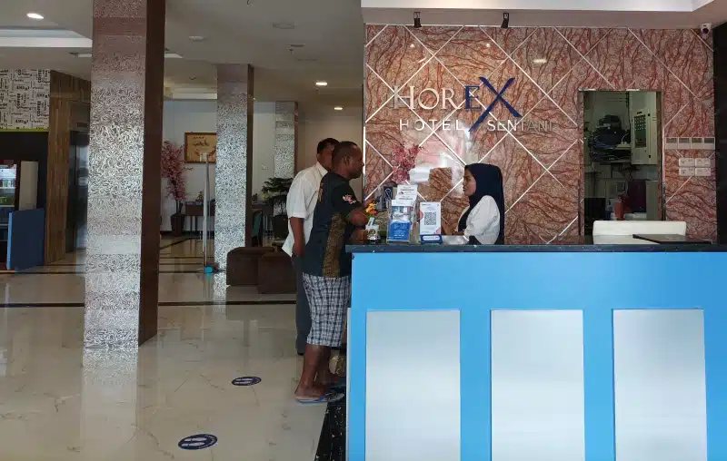 Ilustrasi resepsionis melayani tamu hotel. Okupansi kamar hotel di Sentani menurun drastis sejak awal tahun ini. - Jubi/Fitri Ramadhani.
