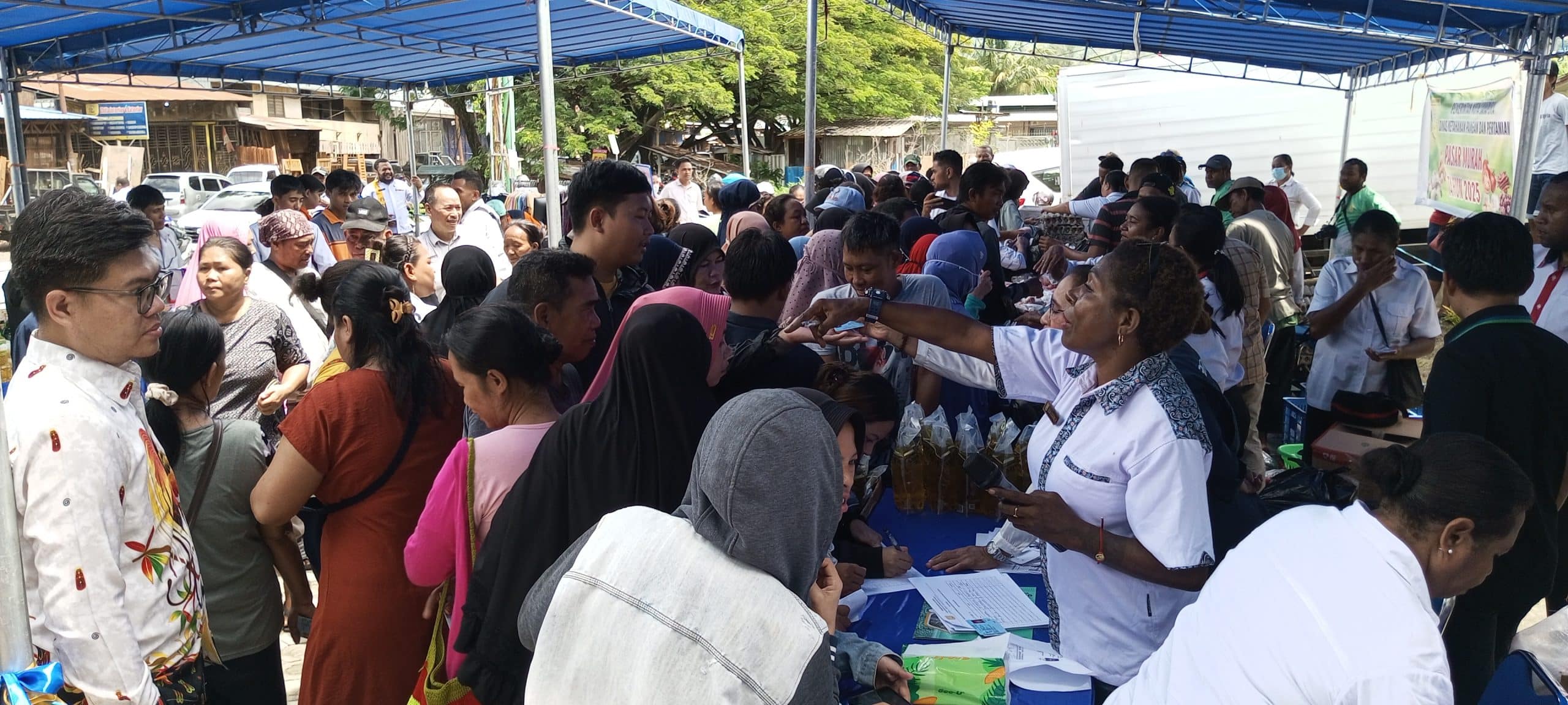 Suasana antrean warga di Pasar Murah di Kelurahan Waimhorock, Distrik Abepura, Kota Jayapura, Papua, pada Rabu (19/3/2025). – Jubi/Pes Yanengga