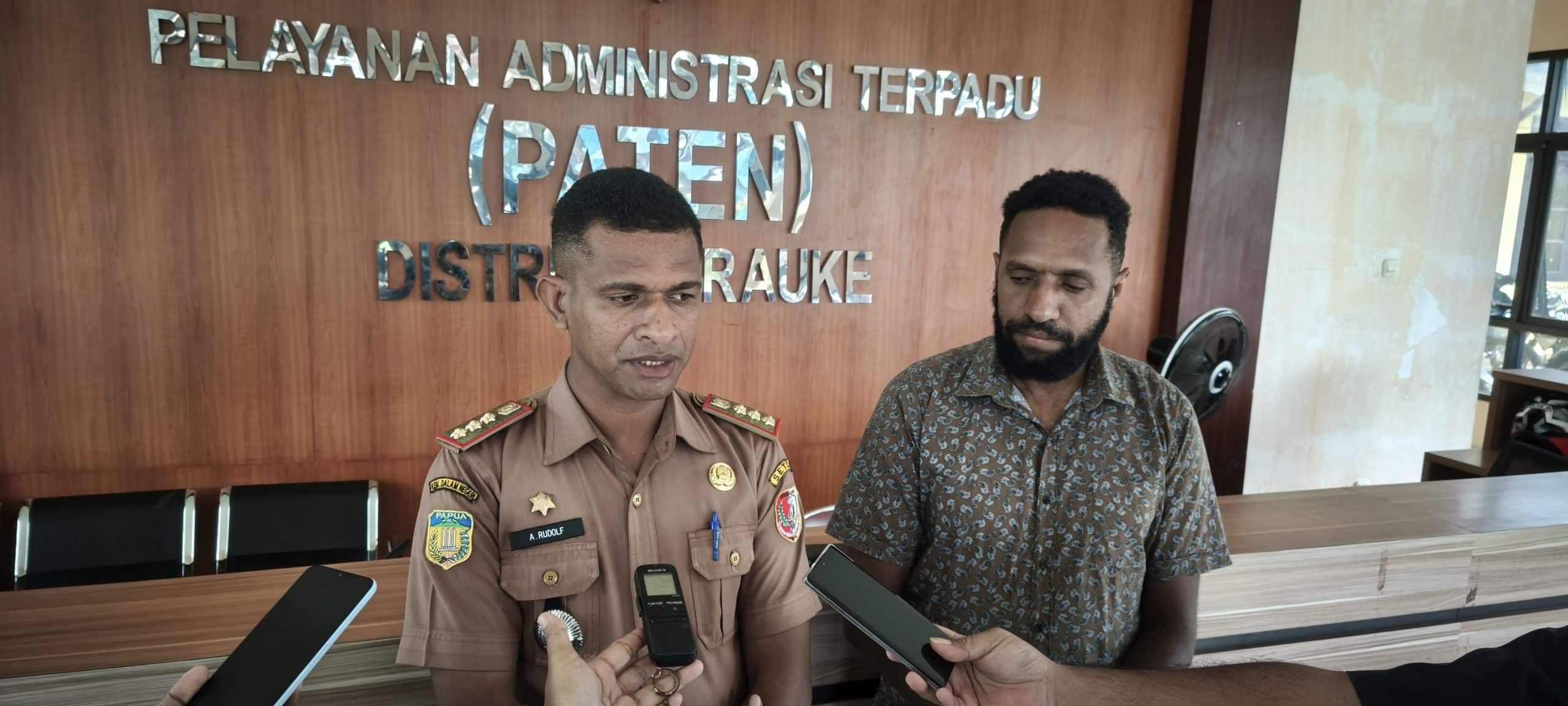 Sekretaris Umum Asprov PSSI Papua Selatan Arnold Rudolf didampingi Ketua Panpel, Loys Frints Wagatu. - Jubi/Emanuel Riberu