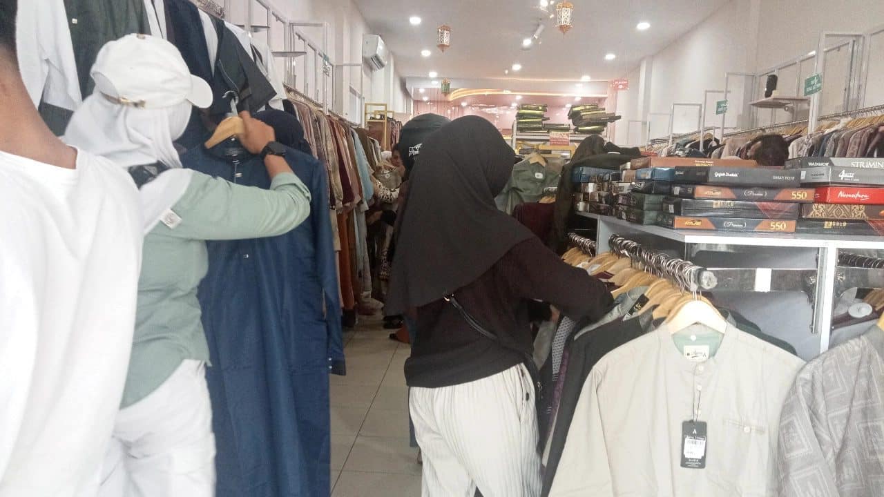 Pengunjung sedang memilih-milih pakaian persiapan Lebaran di salah satu toko di Waena, Kota Jayapura, Papua, Selasa (24/03/2025). – Jubi/Aida Ulim
