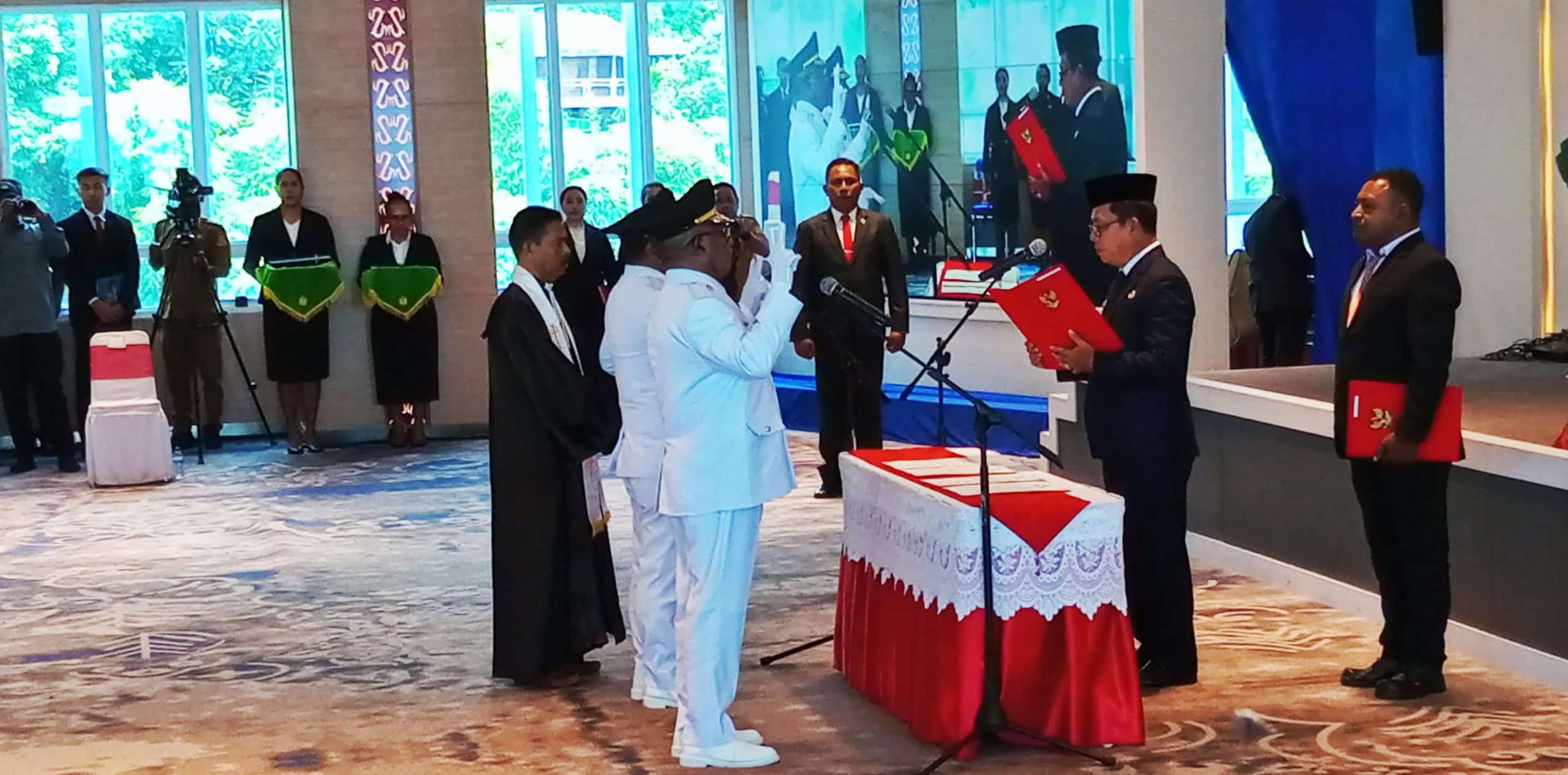 Pengambilan janji jabatan Bupati dan Wakil Bupati Kabupaten Jayapura, Yunus Wonda dan Haris Richard S. Yoku, periode 2025–2030, berlangsung di Aula Lukmen II, Lantai 9 Kantor Gubernur Papua, pada Selasa (25/3/2025). – Jubi/Pes Yanengga