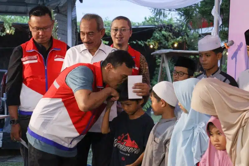 Setelah dilakukan pengecekan di SPBU, tim Pertamina bersama stakeholder menyapa pelanggan yang hendak melakukan pengisian BBM, dengan membagikan bingkisan takjil dan E-Voucher MyPertamina. - IST