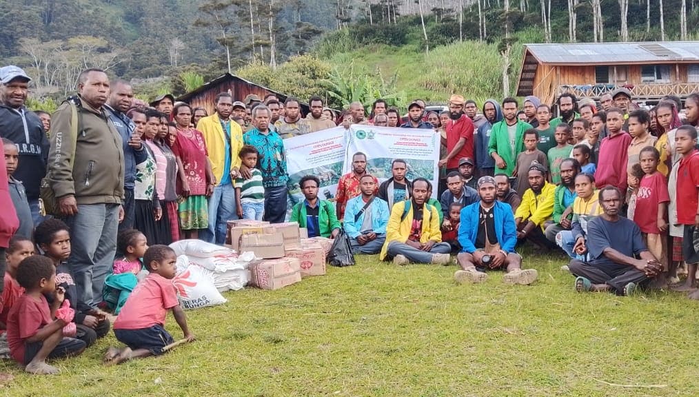 Relawan kemanusiaan Himpunan Mahasiswa Yahukimo atau HMY membawa bantuan saat menyakurkan bantuan kebutuhan pokok kepada pengungsi di Halihalo-IST