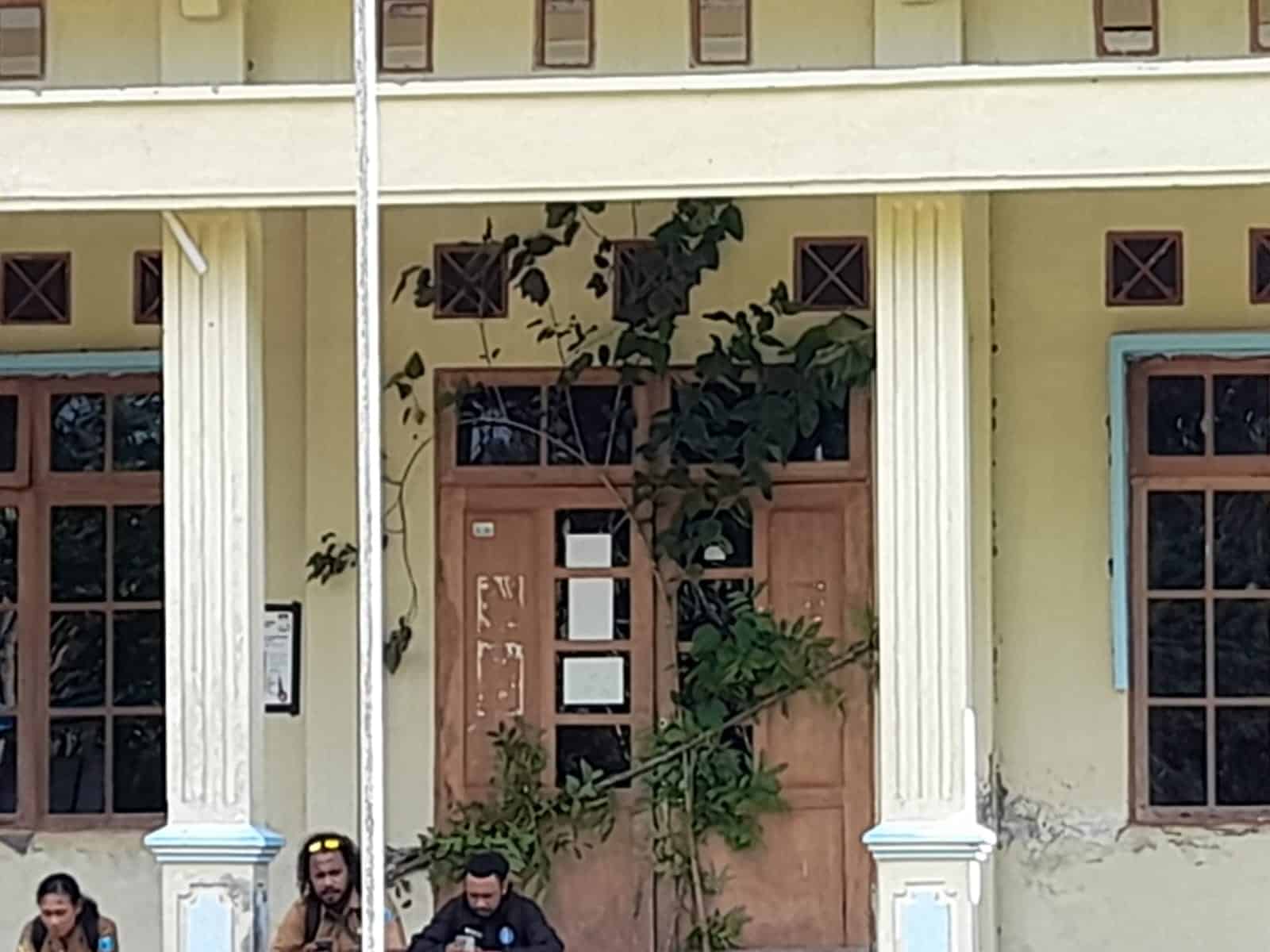 pemalangan kantor instansi pemerintah di Mambra