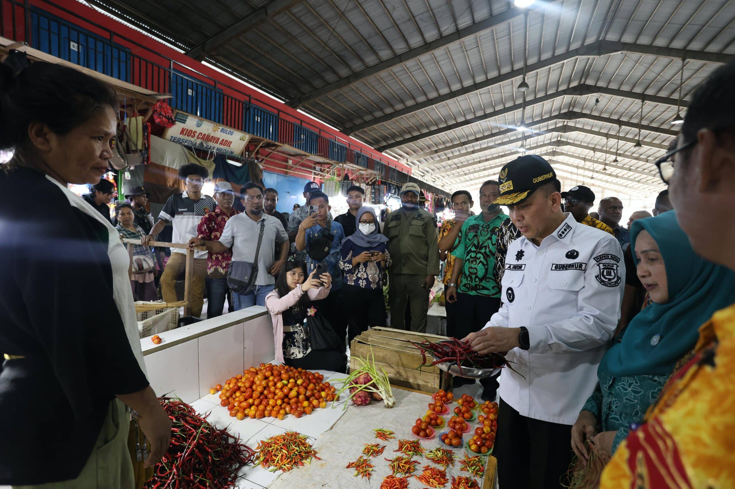 Penjabat Gubernur Papua, Agus Fatoni saat meninjau aktivitas jual-beli di pasar Aroro-Iroro, Kabupaten Kepulauan Yapen, Kamis (31/7/2025)