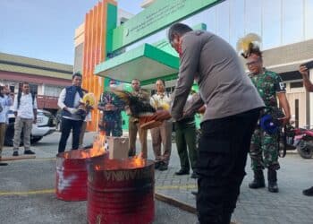 Suasana saat proses pemusnahan patroli pengawasan terpadu peredaran tumbuhan dan satwa liar (TSL) ilegal di depan Kantor BBKSDA Papua, Abepura, Kota Jayapura, Papua, Senin (20/10/2025). -Jubi/Hans Makabori