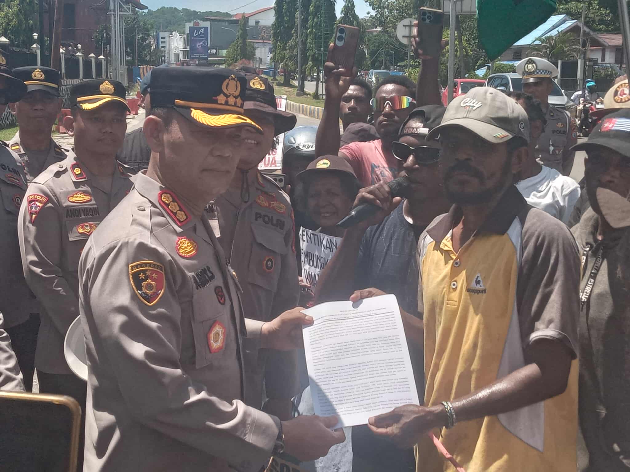 Massa aksimemberikan tuntunnya yang di terima langsung oleh Kapolres Sorong Kota, Rabu (15/10/2025). - Jubi / Gamaliel
