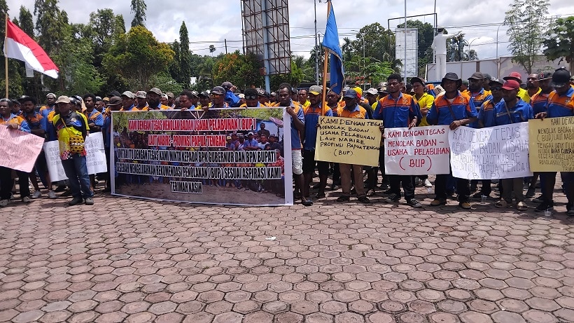 Ratusan TKBM datang ke DPR Papua Tengah sampaikan aspirasi penolakan BUP Nabire di kantor DPR, Nabire Papua Tengah pada Selasa ( 21/10/2025). Jubi/Larius Kogoya.