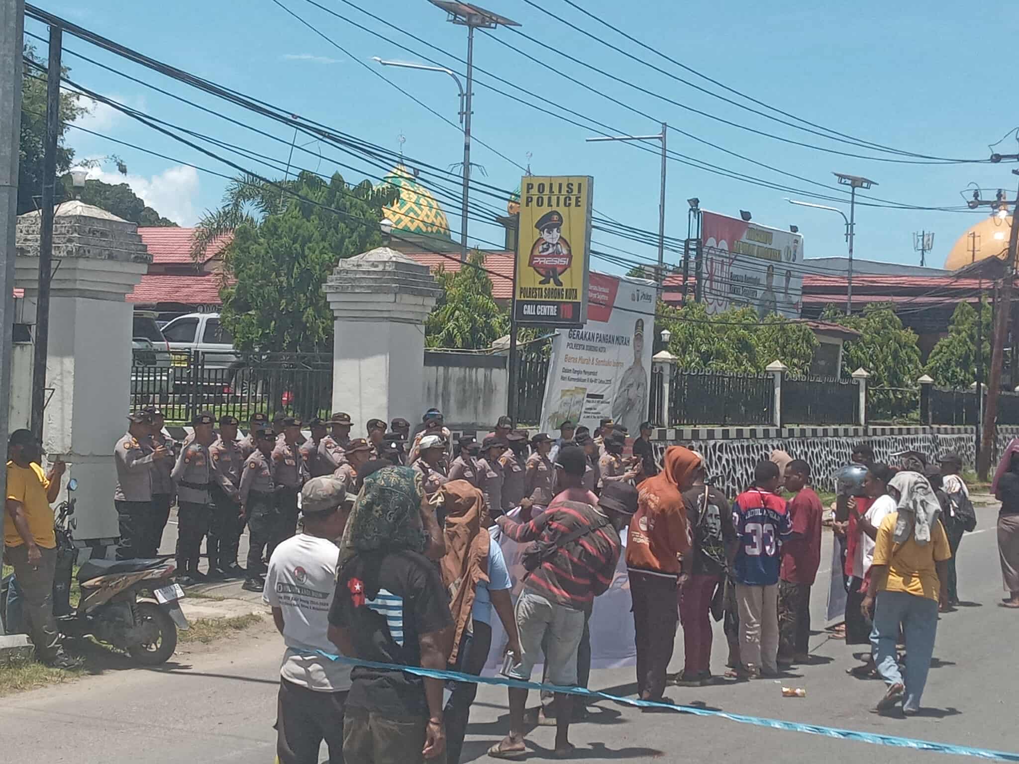 Massa berorasi aksi depan kantor polisi Sorong Kota, Rabu (15/10/2025). - Jubi/ Gmaliel