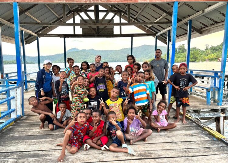 Puluhan Siswa SD YPK Immanuel Manyaifun membersihkan pantai kampung, Senin (26/1/2026) – Jubi/IST.