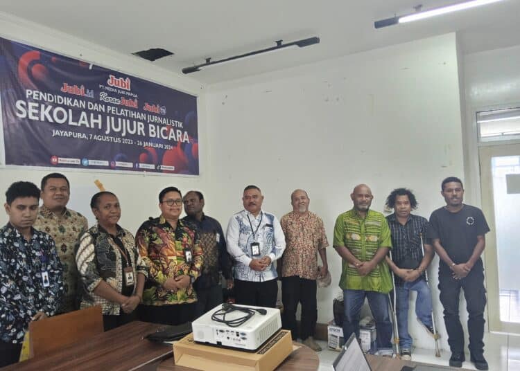Foto bersama Ombudsman RI perwakilan Papua dan Redaksi Jubi usai audensi di Kantor Redaksi Jubi, Jalan SPG Teruna Waena, Kelurahan Yabansai, Distrik Heram, Kota Jayapura, Papua, Rabu (25/2/2026) - Jubi/Aida Ulim