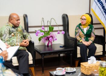 Gubernur Papua Matius Fakhiri saat bertemu Wakil Menteri Koperasi Farida Farichah di Jakarta, Kamis (5/2/2026) - Alexander Loen
