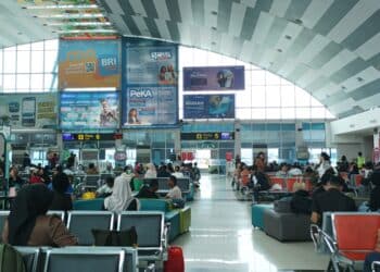 Suasana penumpang di ruang tunggu Bandara Internasional Sentani Jayapura beberapa waktu lalu. -Jubi/Fitri Ramadhani