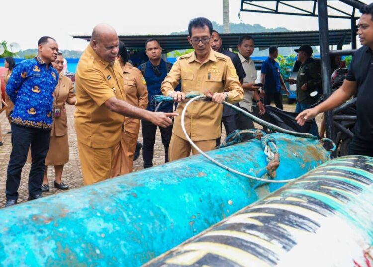 Gubernur Provinsi Papua Mathias Fakhiri saat melihat rumpon di Kantor Dinas Perikanan Dok VII Kota Jayapura- Jubi/dok
