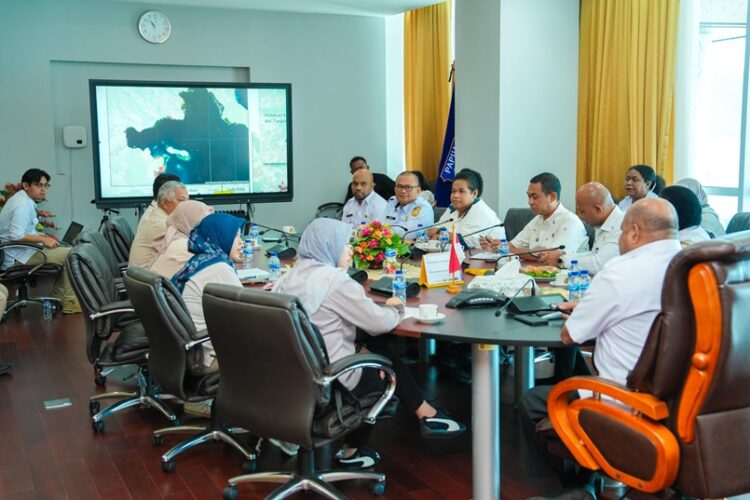 Matius D. Fakhiri, Governor of Papua, during a special meeting with Desyarmeda Killian, Head of the Papua I Housing and Settlement Provision Implementation Center, in Jayapura on Wednesday (April 8, 2026) - Jubi/Alexander Loen