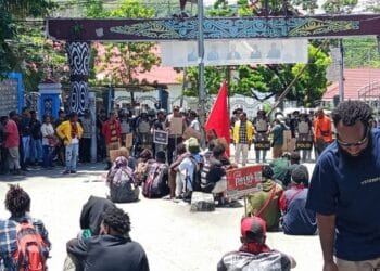 a student peaceful protest marking the anniversary of the initial Contract of Work of PT Freeport in Papua, held at Uncen Bawah, Jayapura City, Papua, on Tuesday (April 7, 2026). — Jubi/Aida Ulim