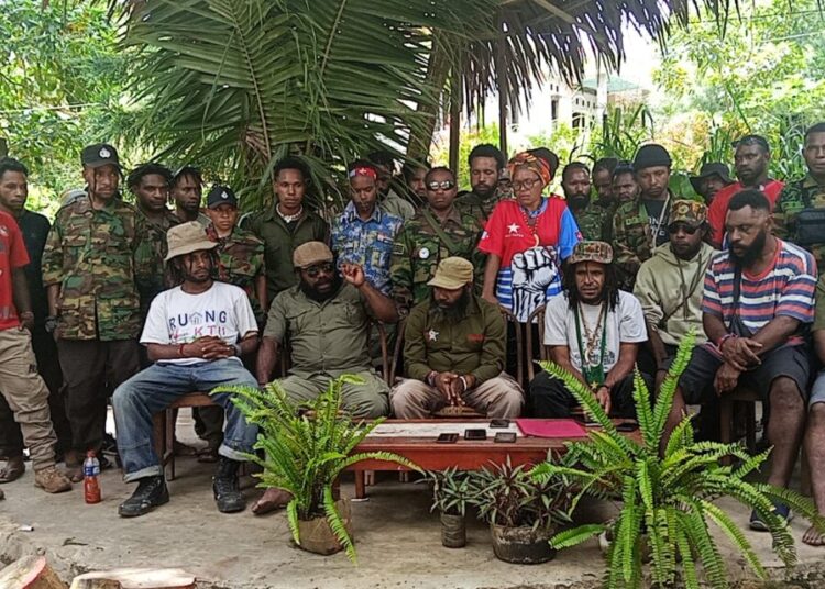 The Central Executive Board of the Komite Nasional Papua Barat (BPP-KNPB) delivered an official statement outlining its position on alleged military actions against civilians in Puncak Regency. The press conference was held in Waena, Jayapura City, Papua, on Monday (April 20, 2026). — Jubi/Aida Ulim