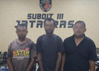 Tiga terduga pelaku Pencurian dan Penadah  Patung Burung Kasuari di Kantor Gubernur Papua Barat -Jubi-/dok Tim Jatanras, Subdit III Ditreskrimum
