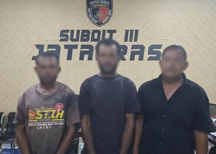 Tiga terduga pelaku Pencurian dan Penadah Patung Burung Kasuari di Kantor Gubernur Papua Barat -Jubi-/dok Tim Jatanras, Subdit III Ditreskrimum