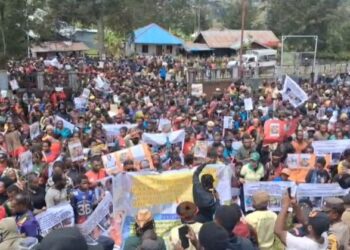 Residents of Puncak Regency, together with community and youth organizations, staged a peaceful demonstration at the Puncak DPRK office on Monday (April 20, 2026) — Photo: Jubi Documentation