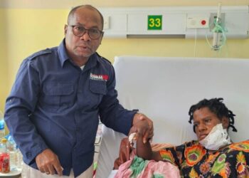 Head of the Papua Representative Office of the National Human Rights Commission while meeting Anite Telenggen (17), one of the gunshot victims from Puncak Regency, Central Papua, who is undergoing treatment at a hospital in Jayapura, Papua. — Courtesy of the Papua Representative Office of the National Human Rights Commission