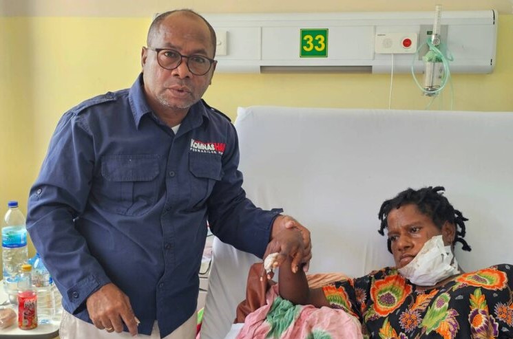 Head of the Papua Representative Office of the National Human Rights Commission while meeting Anite Telenggen (17), one of the gunshot victims from Puncak Regency, Central Papua, who is undergoing treatment at a hospital in Jayapura, Papua. — Courtesy of the Papua Representative Office of the National Human Rights Commission
